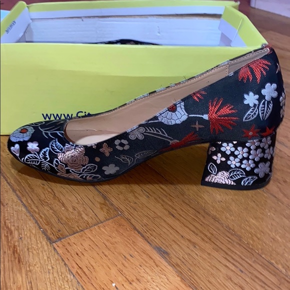 Floral shoes never worn size 6 - Picture 2 of 2